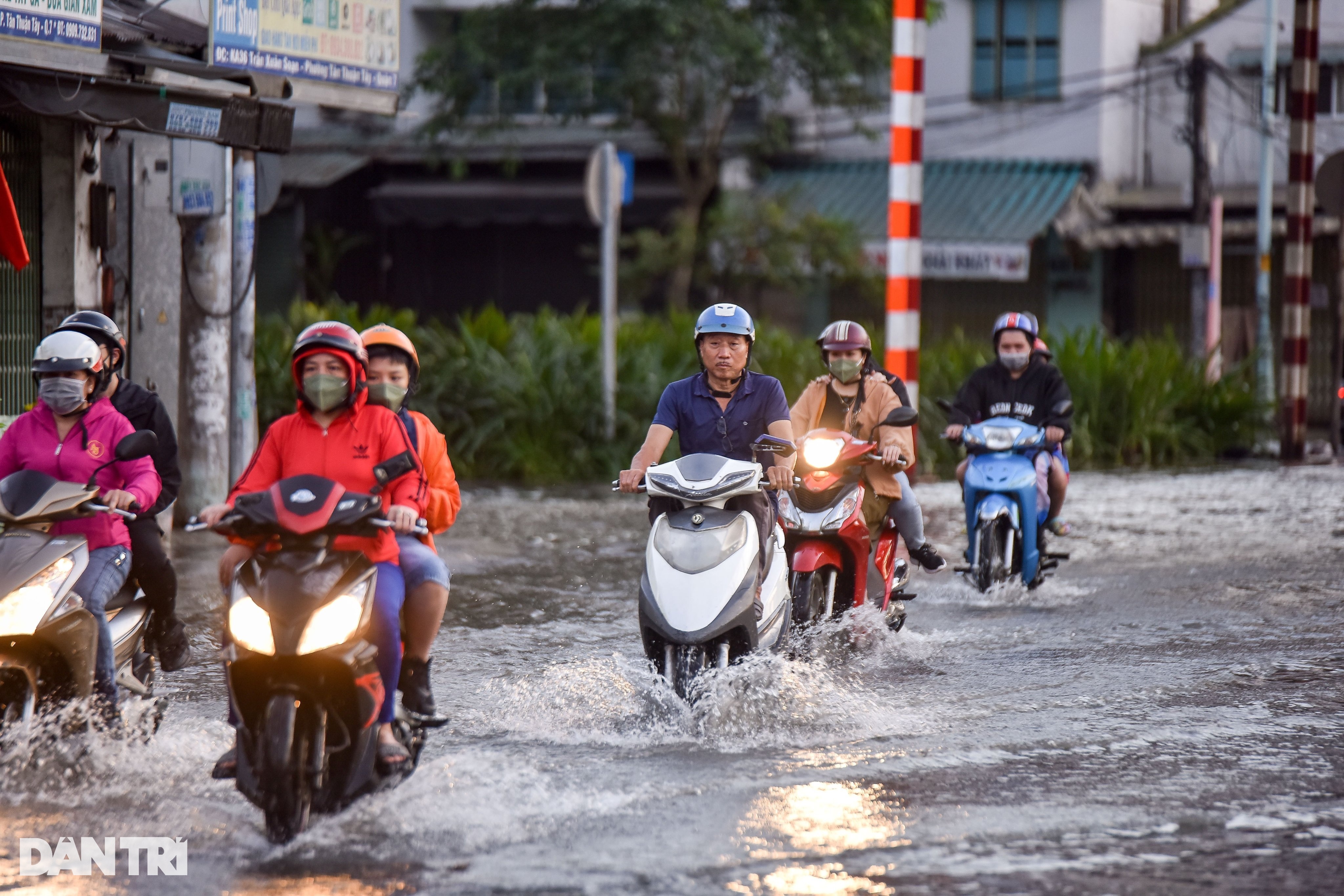 Triều cường dâng cao, người dân TPHCM lội nước đi chơi Tết - 3