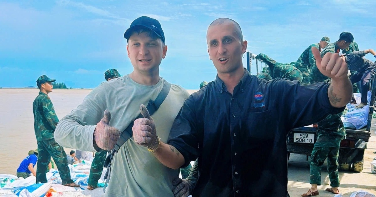 Hai anh Tây nói tiếng Việt, cùng dân vá bờ kè sạt lở ở Đà Nẵng gây sốt