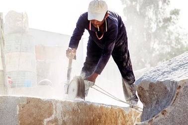 Kiên Giang: Nặng nhọc kiếm nửa triệu đồng/ngày từ nghề chẻ đá