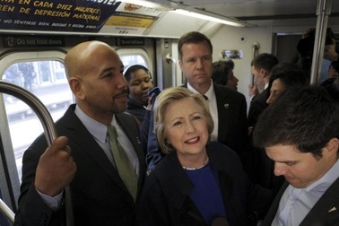 Hillary Clinton “phá luật” khi vận động tranh cử