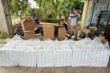 Cảnh sát bắt giữ người đàn ông mua bán 7.000 gói thuốc lá lậu