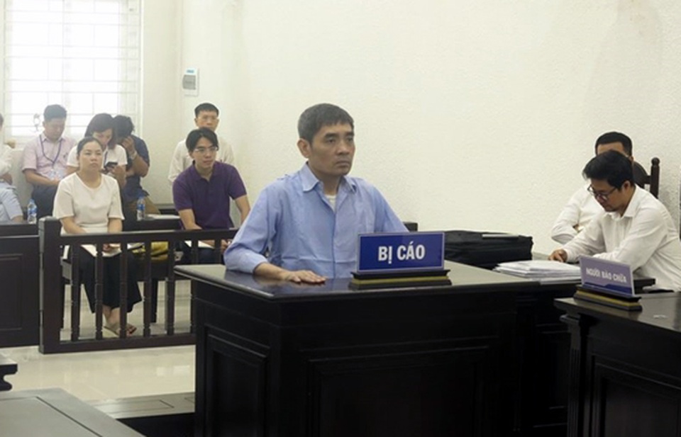 Giám đốc dùng thủ đoạn cấp lại đăng ký ô tô lừa đảo tiền tỷ - 1 Giám đốc dùng thủ đoạn cấp lại đăng ký ô tô lừa đảo tiền tỷ - 1