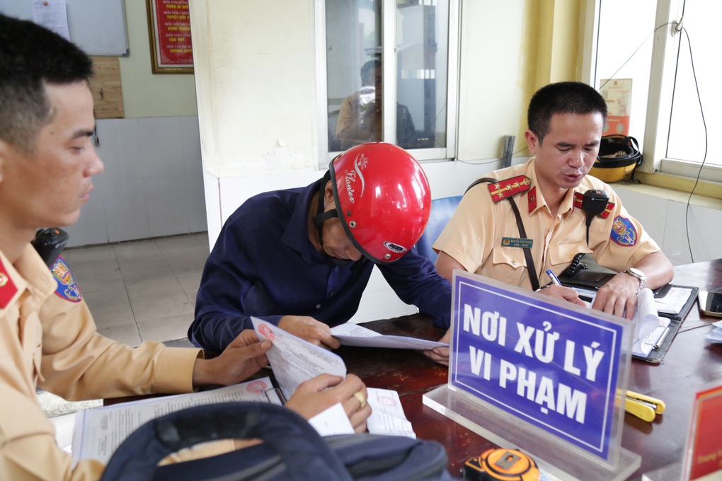 CSGT xử lý hàng loạt xe máy chở hàng cồng kềnh trên phố Hà Nội - 8 CSGT xử lý hàng loạt xe máy chở hàng cồng kềnh trên phố Hà Nội - 8