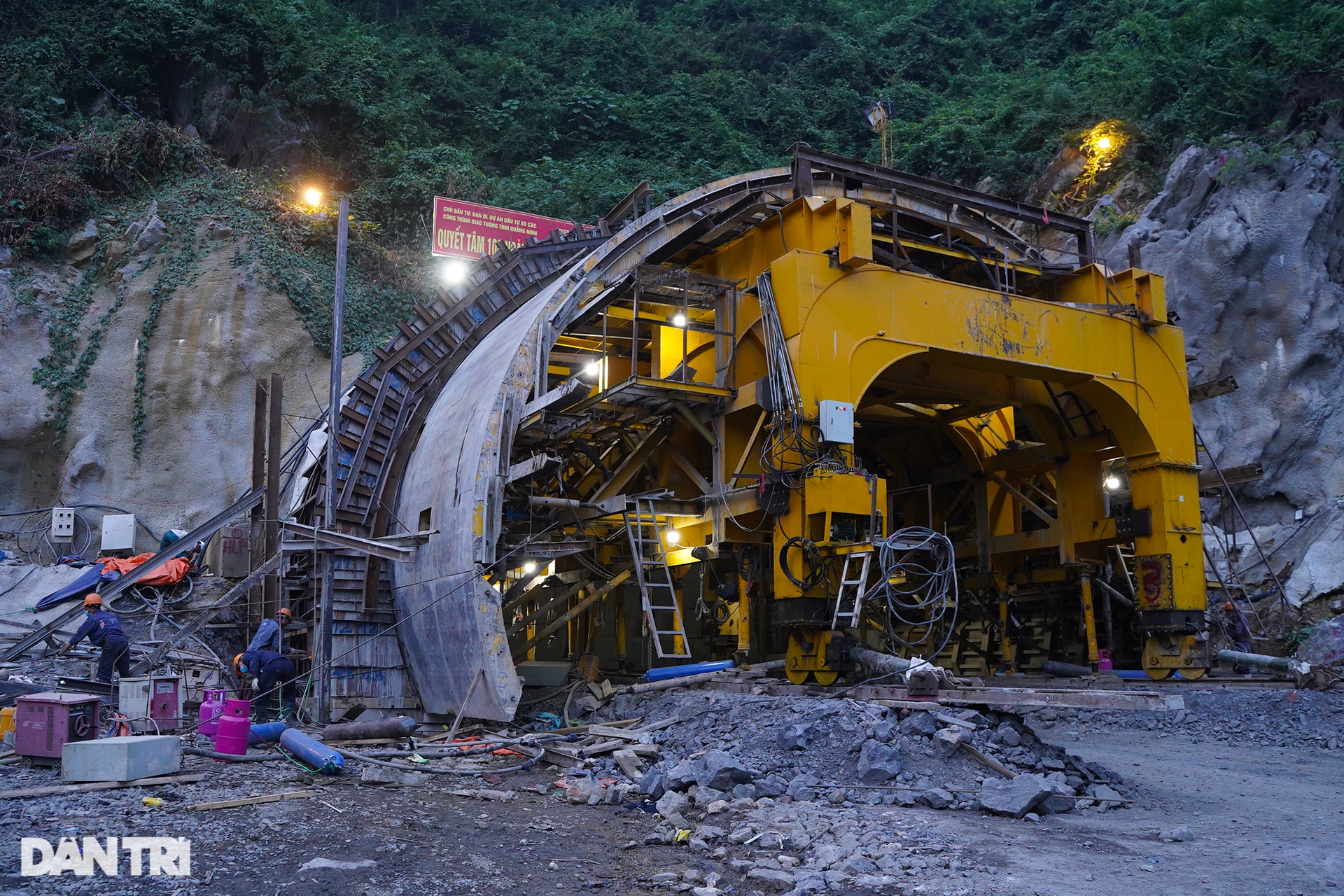 Bên trong đại công trường xây dựng hầm bao biển lớn nhất Việt Nam - 10 Bên trong đại công trường xây dựng hầm bao biển lớn nhất Việt Nam - 10