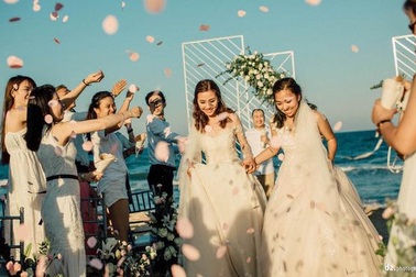 Phát “sốt” với đám cưới đẹp như cổ tích của cặp đôi đồng tính nữ