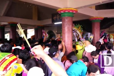 Núi Bà Đen, Tây Ninh: Mướt mồ hôi, chen chân dâng lễ cúng Bà