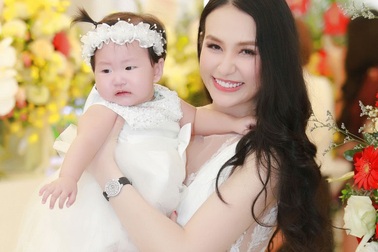 Ngắm con gái siêu dễ thương của Tuấn Hưng và Hương baby