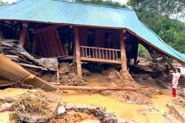 30 phút lũ càn quét bản làng, người dân nháo nhào tháo chạy