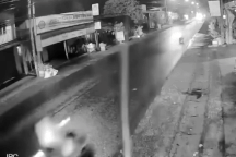 Xe máy trượt ngã đầy nguy hiểm ngay trước mũi xe container