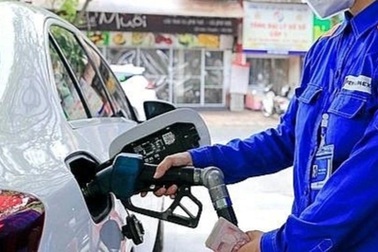 Tranh cãi chuyện nhân viên hay lái xe là người mở nắp khi đổ xăng ô tô