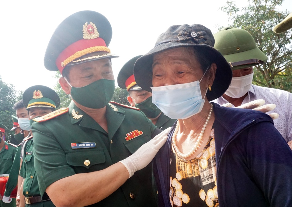 Trọng thể Lễ an táng 95 liệt sĩ quân tình nguyện và chuyên gia Việt Nam - 10 Trọng thể Lễ an táng 95 liệt sĩ quân tình nguyện và chuyên gia Việt Nam - 10