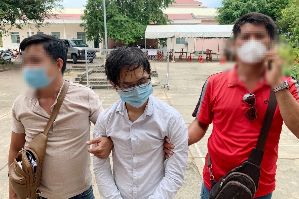 Bắt được nghi phạm lao vào nhà đâm 2 vợ chồng đang xem ti vi - 1 Bắt được nghi phạm lao vào nhà đâm 2 vợ chồng đang xem ti vi - 1
