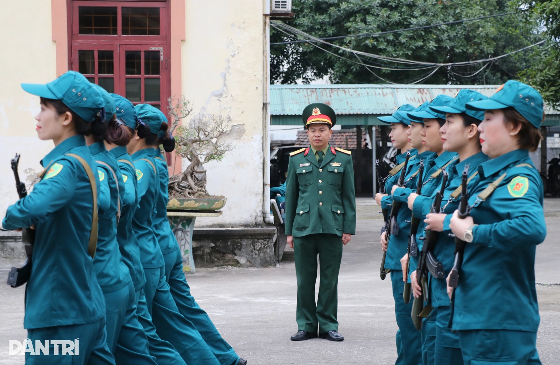 View - Xem các nữ dân quân bồng súng luyện tập diễu binh, diễu hành | Báo Dân trí