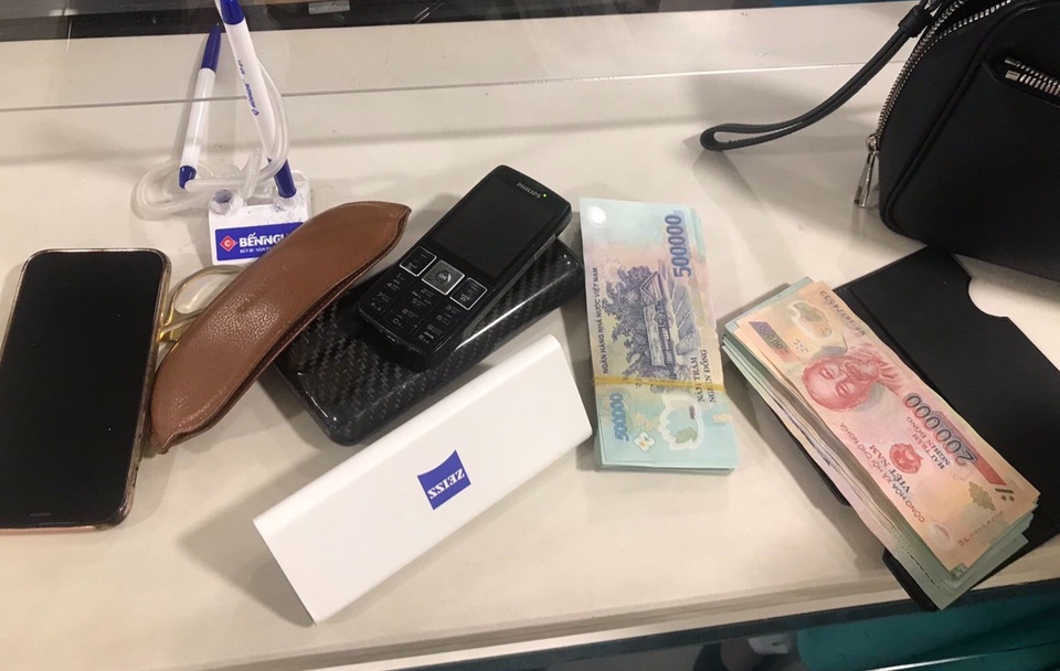 Khách vội xuống máy bay bỏ quên cả bọc tiền và điện thoại iPhone - 1 Khách vội xuống máy bay bỏ quên cả bọc tiền và điện thoại iPhone - 1