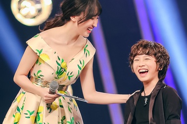 MC Thảo My động viên em trai trên sân khấu