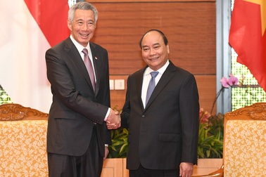 Thủ tướng Nguyễn Xuân Phúc gặp song phương Thủ tướng Singapore