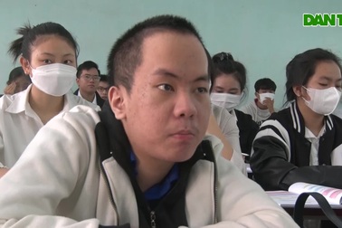 Nỗi buồn của chàng sinh viên khuyết tật