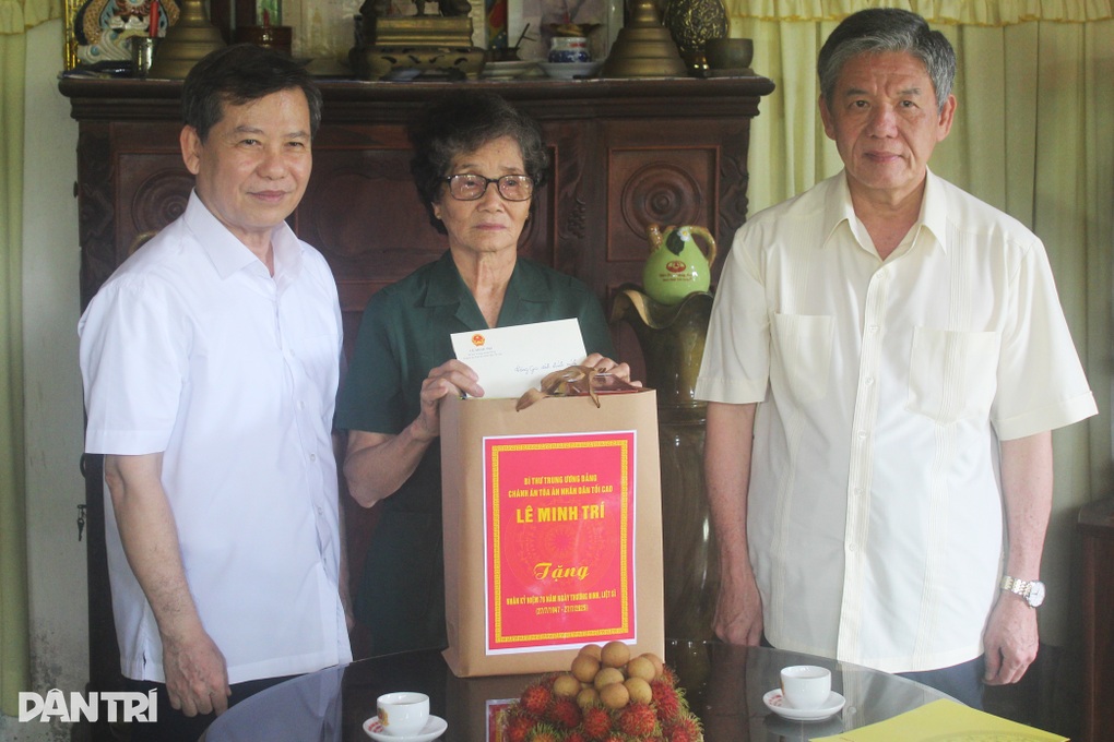 Chánh án TAND Tối cao thăm gia đình chính sách, người có công tại Vĩnh Long - 1 Chánh án TAND Tối cao thăm gia đình chính sách, người có công tại Vĩnh Long - 1