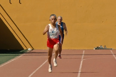 Người đàn ông 92 tuổi chạy 60m hết hơn 10 giây