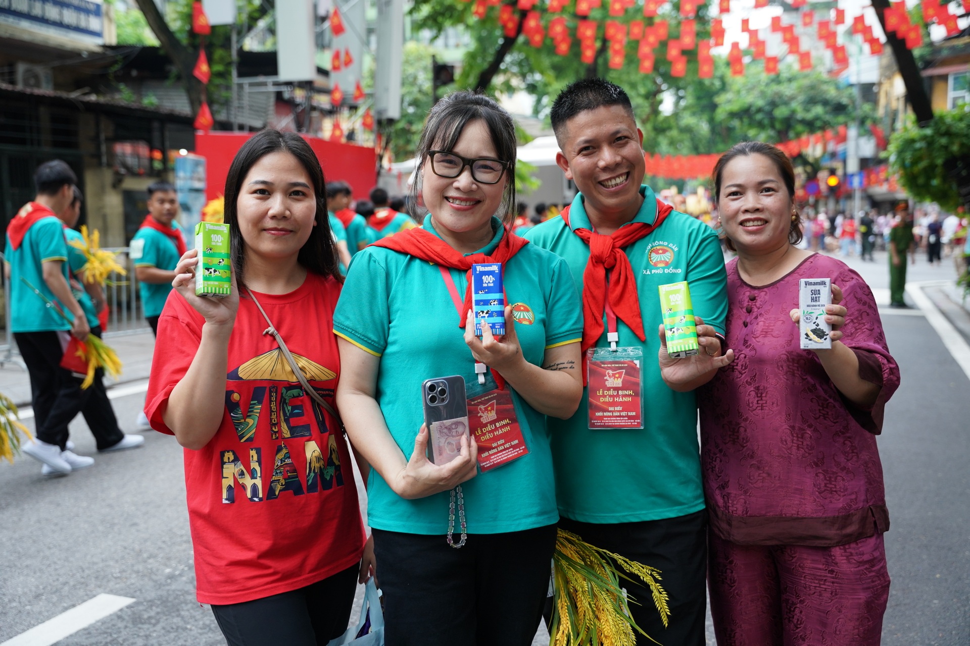 Vinamilk ផ្តល់អាហារូបត្ថម្ភដល់កងកម្លាំងដង្ហែរក្បួន និងប្រជាពលរដ្ឋចូលរួមអបអរសាទរទិវាជាតិលើកទី៨០ - ២ Vinamilk tiếp dinh dưỡng cho lực lượng diễu binh, người dân dự đại lễ 80 năm Quốc khánh - 2