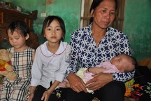 Mẹ bị sét đánh chết, bé hơn 1 tháng tuổi ngằn ngặt khóc khát sữa