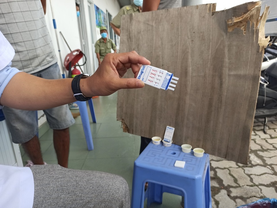 Hút thuốc lá bạn mời, tài xế container bị phạt 38 triệu đồng - 6 Hút thuốc lá bạn mời, tài xế container bị phạt 38 triệu đồng - 6