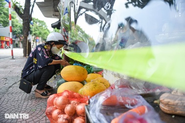 Chợ Hà Nội lắp "hàng rào" bảo vệ trong suốt phòng dịch Covid-19