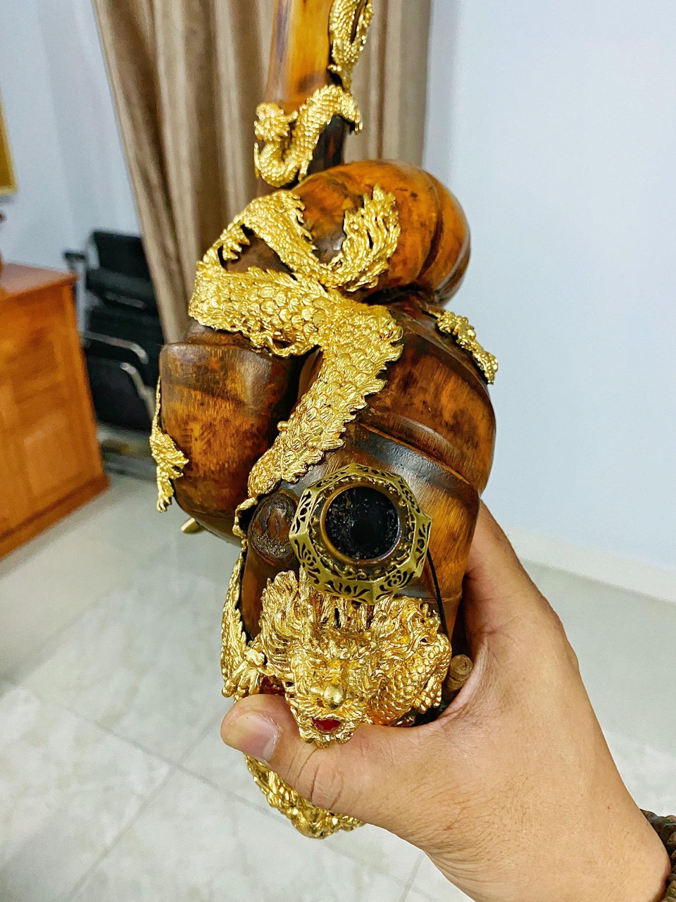 Mục sở thị chiếc điếu cày dát vàng, đại gia có tiền cũng không thể sở hữu - 2 Mục sở thị chiếc điếu cày dát vàng, đại gia có tiền cũng không thể sở hữu - 2