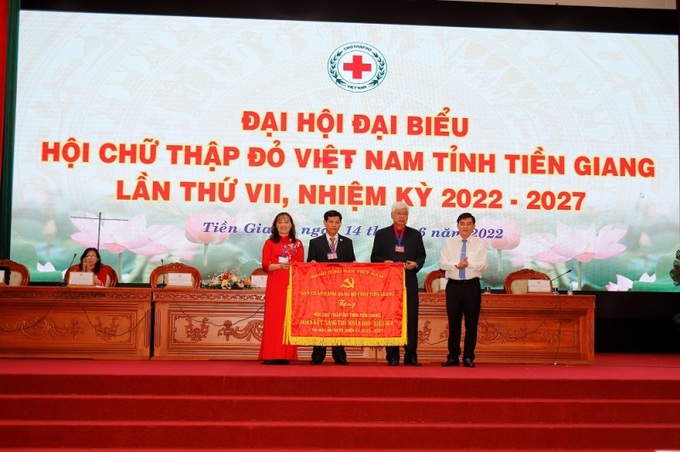 Ông Nguyễn Văn Mười, Ủy viên Thường vụ Tỉnh ủy, Phó Chủ tịch UBND tỉnh Tiền Giang tặng bức trướng cho Hội CTĐ tỉnh.