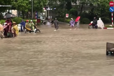 Phố ngập như sông và loạt hình ảnh kỳ lạ trong ngày mưa lớn Hà Nội