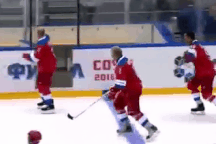 Ông Putin ngã trên sân khúc côn cầu khi chào khán giả