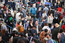 Sân bay Đà Nẵng chật kín, tài xế taxi kiếm bộn tiền