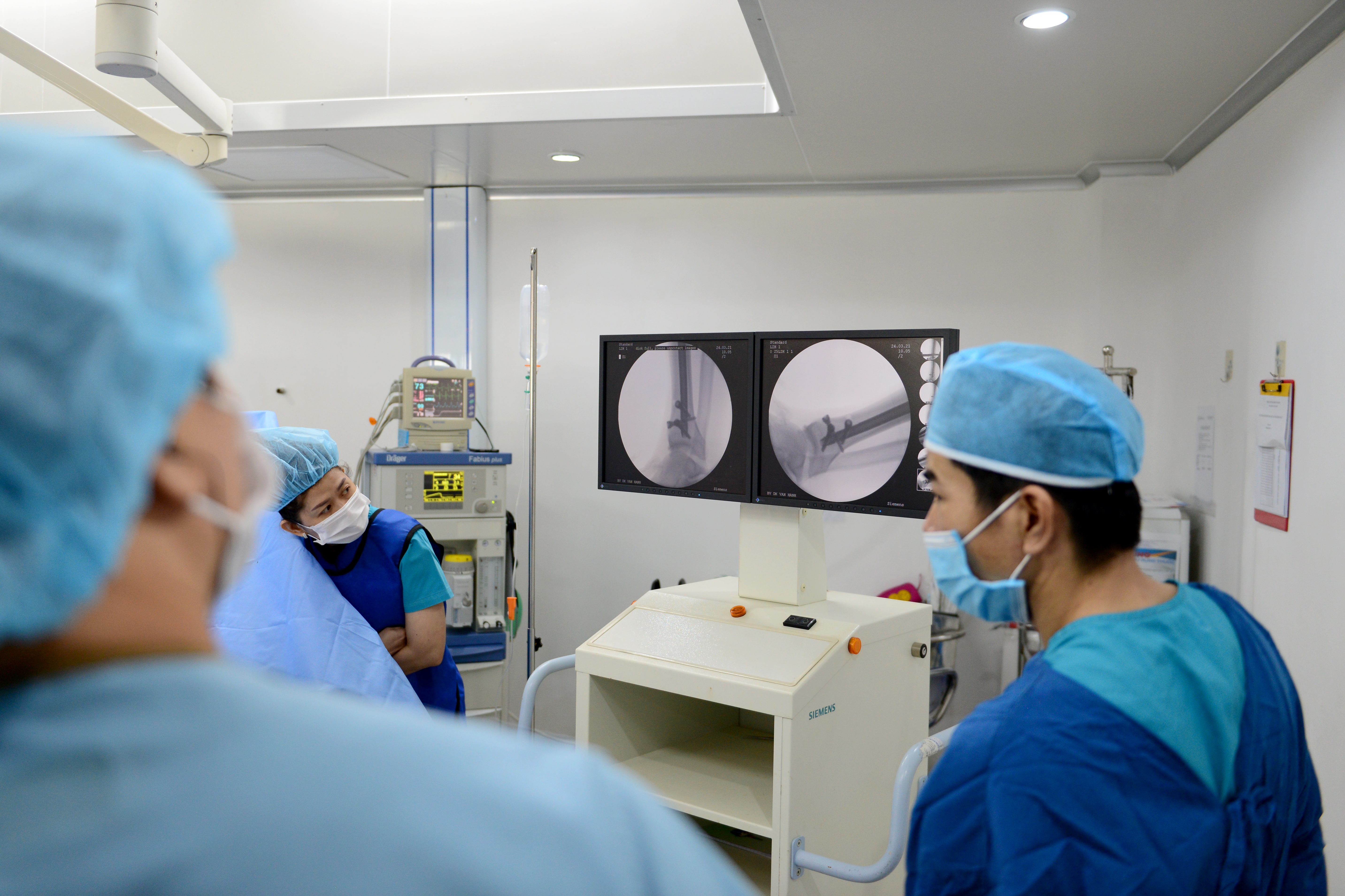 Ca mổ của tuyển thủ Đỗ Hùng Dũng thành công sau hơn 2 giờ phẫu thuật - 16 Ca mổ của tuyển thủ Đỗ Hùng Dũng thành công sau hơn 2 giờ phẫu thuật - 16
