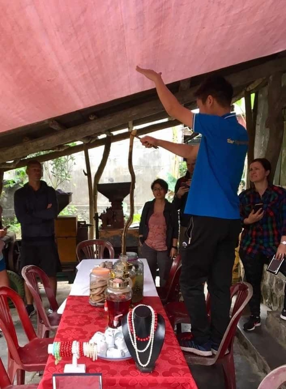 Hết thời nói cũng ra tiền, HDV du lịch Việt... treo giò làm công nhân - 2 Hết thời nói cũng ra tiền, HDV du lịch Việt... treo giò làm công nhân - 2