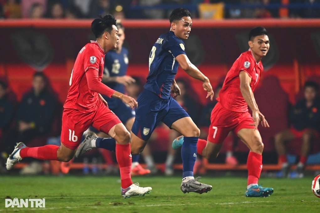 Phản ứng của CĐV Thái Lan khi đội nhà chung bảng Việt Nam ở FIFA ASEAN Cup - 1