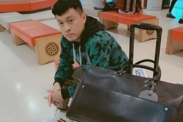 Ca sĩ Lam Trường phải ngủ ở sân bay vì mất giấy tờ