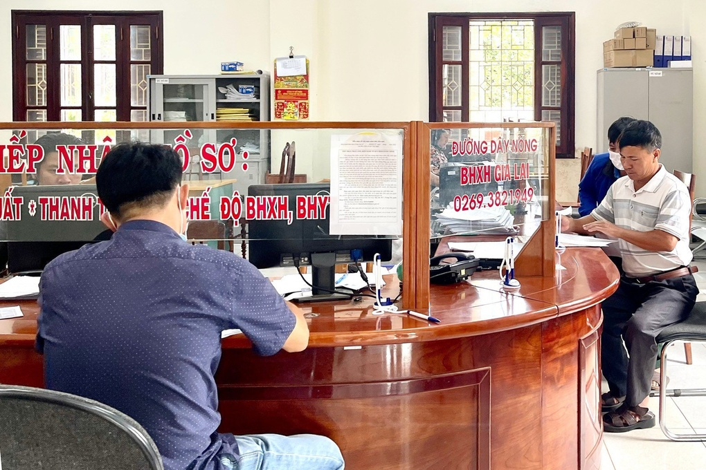 Hàng nghìn lao động rút bảo hiểm, có người đóng hơn 19 năm còn rút - 4 Hàng nghìn lao động rút bảo hiểm, có người đóng hơn 19 năm còn rút - 4