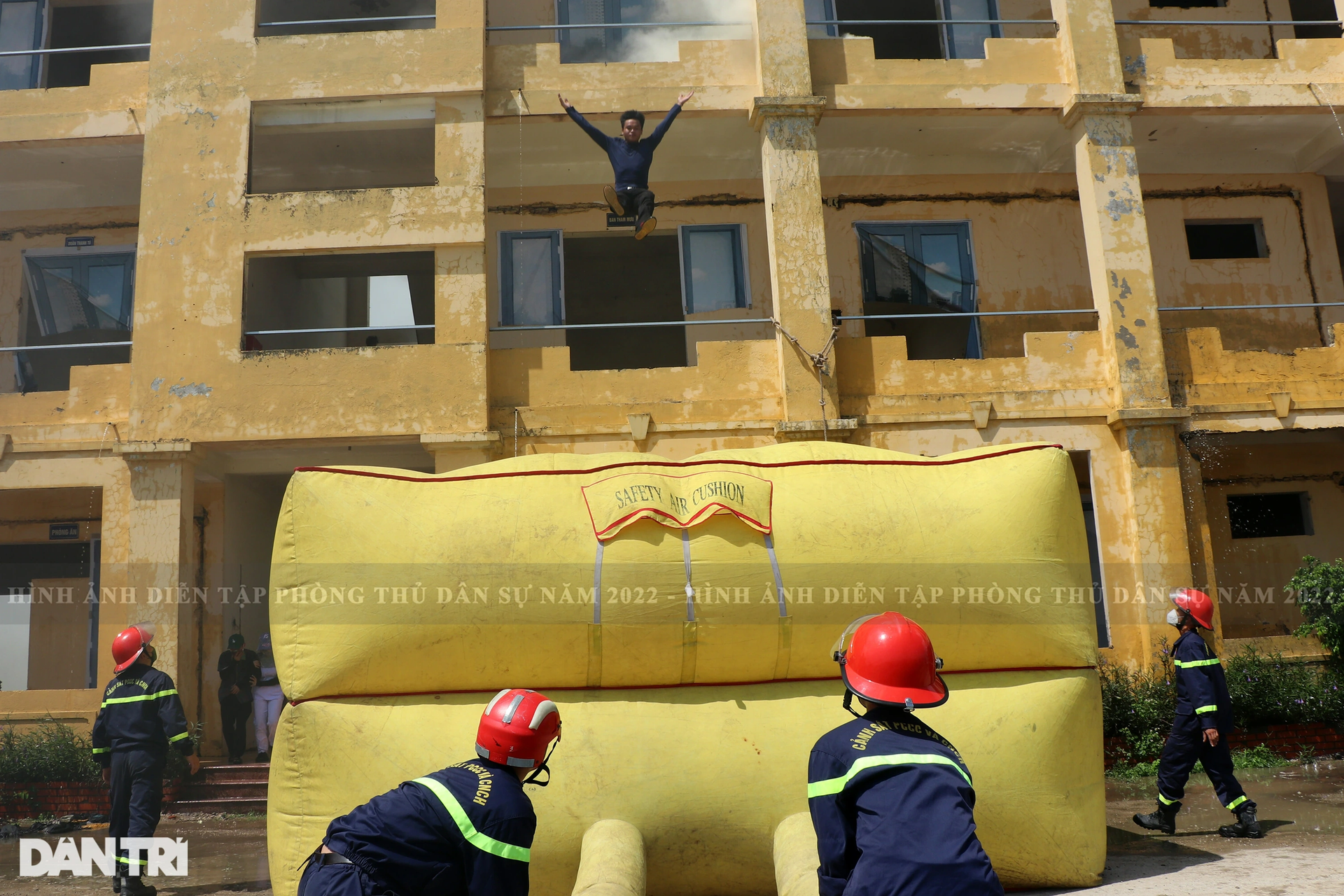 Giả định tình huống thảm họa cháy chung cư, hàng trăm người mắc kẹt - 12
