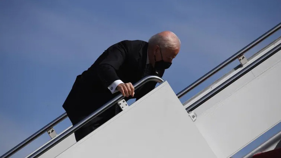 Nhà Trắng nói ông Biden vấp ngã khi lên chuyên cơ do cầu thang khó đi - 1 Nhà Trắng nói ông Biden vấp ngã khi lên chuyên cơ do cầu thang khó đi - 1