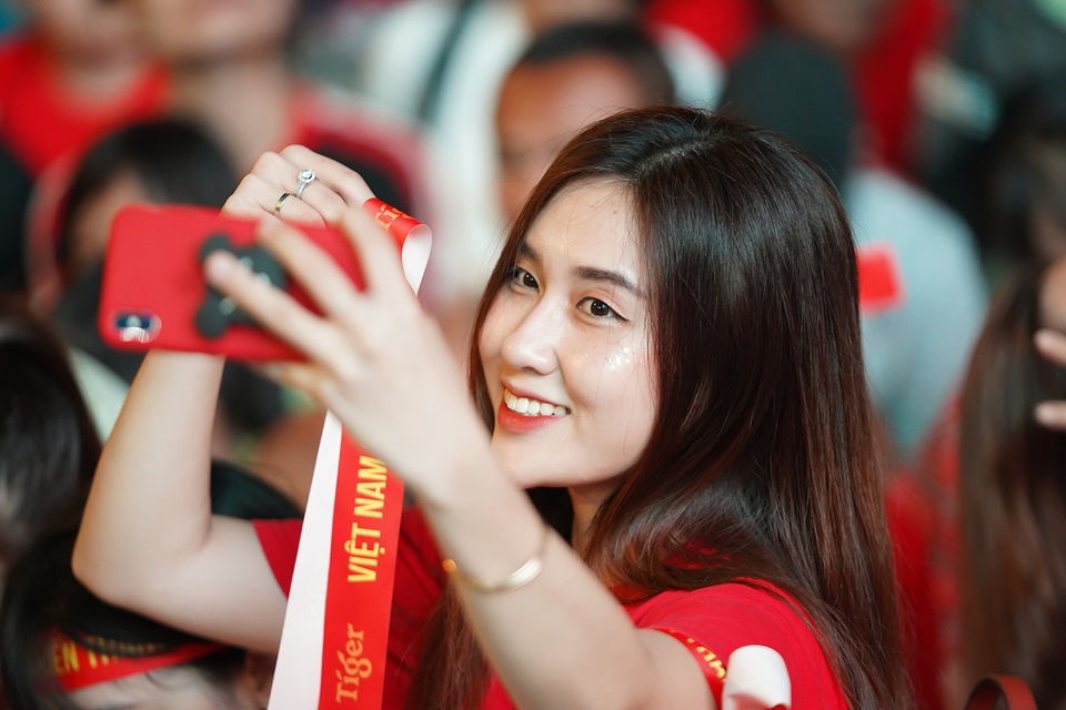 Hoa hậu Di Khả Hân cùng hàng triệu trái tim hướng về đội tuyển Việt Nam - 13 Hoa hậu Di Khả Hân cùng hàng triệu trái tim hướng về đội tuyển Việt Nam - 13