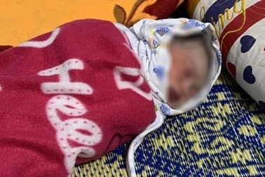 Bé sơ sinh còn nguyên dây rốn bị bỏ rơi bên đường