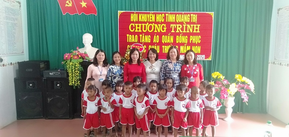 Quảng Trị: Hội Khuyến học tặng xe đạp, đồng phục cho học sinh miền núi - 2 Quảng Trị: Hội Khuyến học tặng xe đạp, đồng phục cho học sinh miền núi - 2