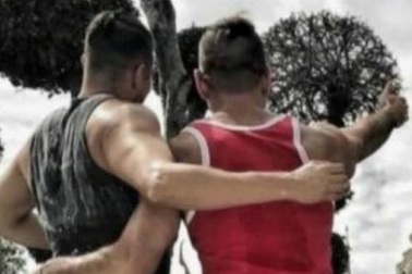 Bị bắt giữ vì chụp ảnh bán khỏa thân trước chùa Thái Lan