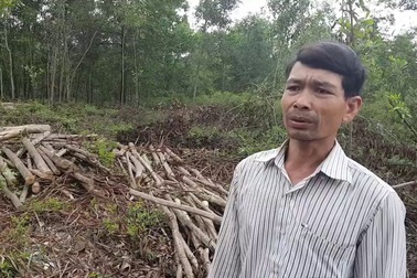 Ông Hùng trao đổi với PV