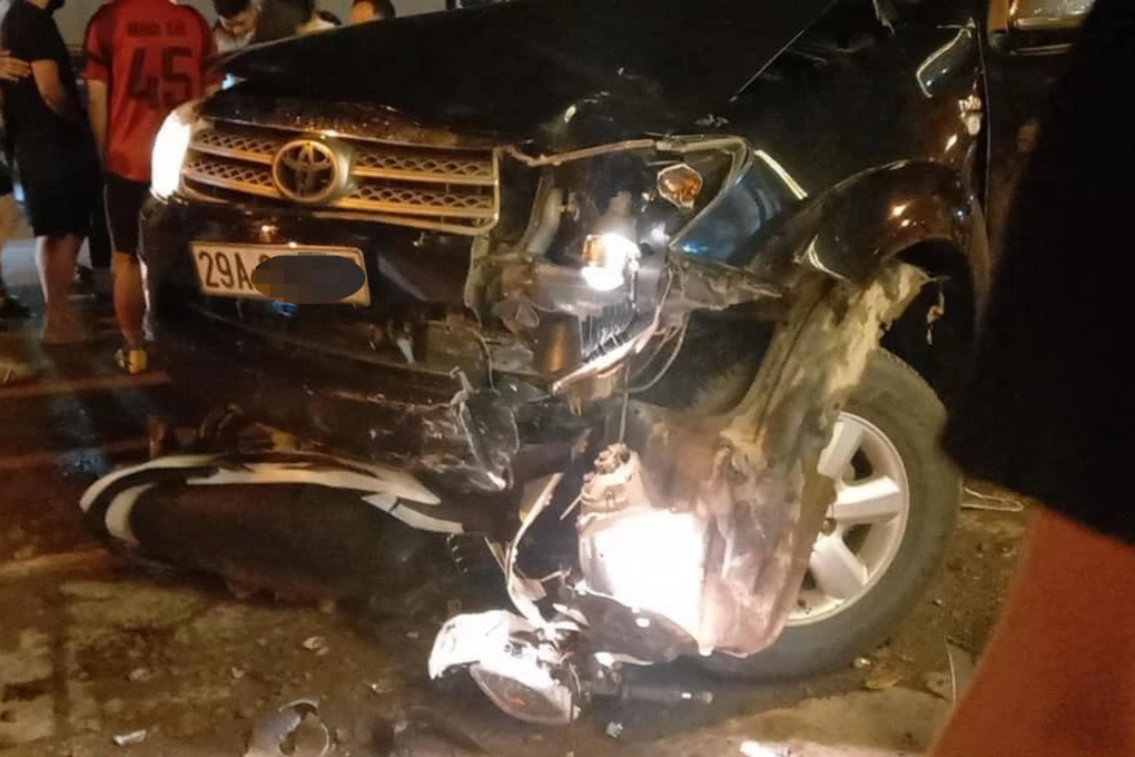 Hà Nội: Ô tô tông 3 thiếu nữ trọng thương trong đêm - 4