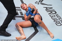 Nữ võ sĩ gặp chấn thương kinh hoàng chỉ sau 30 giây so tài với đối thủ