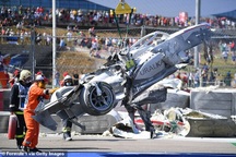 Va chạm kinh hoàng, hai tay đua xe công thức 2 thoát chết thần kỳ