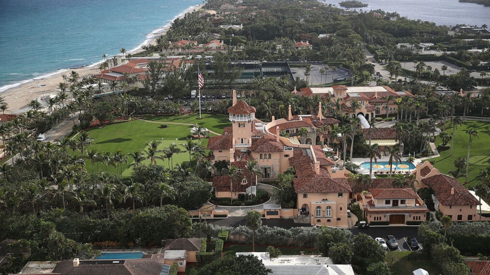 Ông Trump bị tước đặc quyền ở quê nhà - 2 Ông Trump bị tước đặc quyền ở quê nhà - 2