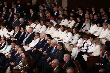 Nghị sĩ đảng Dân chủ đồng loạt mặc đồ trắng theo dõi bài phát biểu của Trump
