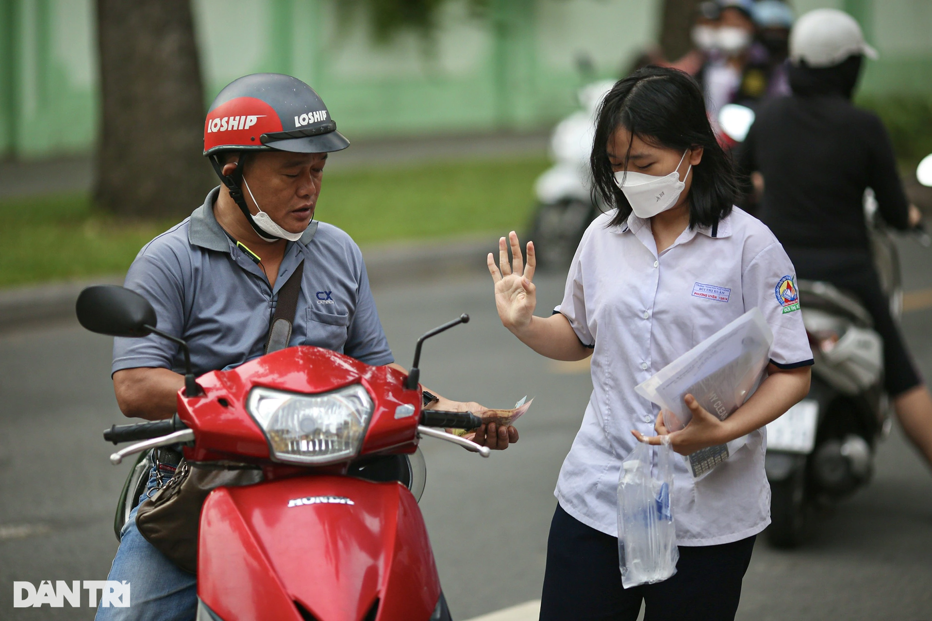 Phụ huynh đứng ngồi không yên ở cổng trường chờ con thi tốt nghiệp THPT - 2 Phụ huynh đứng ngồi không yên ở cổng trường chờ con thi tốt nghiệp THPT - 2